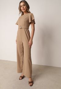 Born2be - Beżowy Kombinezon VICES z Paskiem i Geometryczną Klamrą Elinassa. Okazja: do pracy. Kolor: beżowy. Wzór: geometria. Styl: elegancki #3