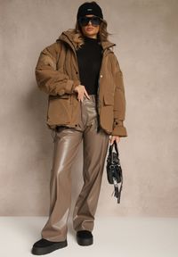 Renee - Brązowa Oversizowa Kurtka z Kapturem i Pikowanymi Przeszyciami Unavella. Okazja: na co dzień. Typ kołnierza: kaptur. Kolor: brązowy. Materiał: jeans. Styl: casual #3