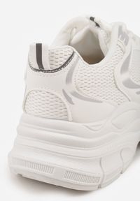 Born2be - Białe Sneakersy VICES na Grubej Tłoczonej Podeszwie z Perforacją Elanatia. Okazja: na co dzień. Kolor: biały. Materiał: jeans. Sport: fitness #2