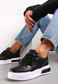Renee - Czarne Sneakersy na Platformie z Imitacji Skóry z Przeszyciami i Sznurowaniem Celende. Okazja: na co dzień. Kolor: czarny. Materiał: skóra. Obcas: na platformie #1