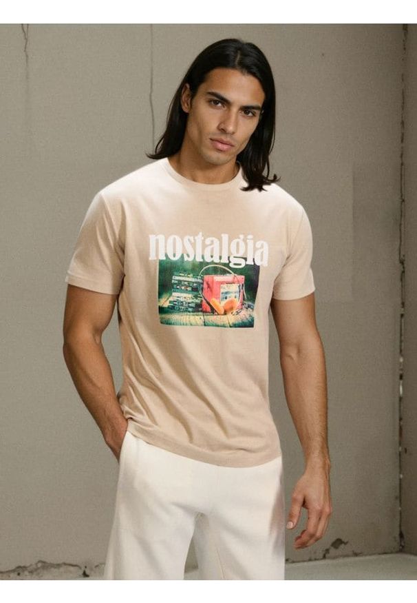 Sinsay - Bawełniana koszulka z nadrukiem - beżowy. Kolor: beżowy. Materiał: bawełna. Wzór: nadruk