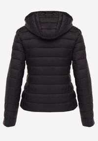 Born2be - Czarna Taliowana Przejściowa Kurtka Pikowana z Odpinanym Kapturem Zinnorae. Okazja: na co dzień. Kolor: czarny. Materiał: jeans, nylon. Styl: casual #2