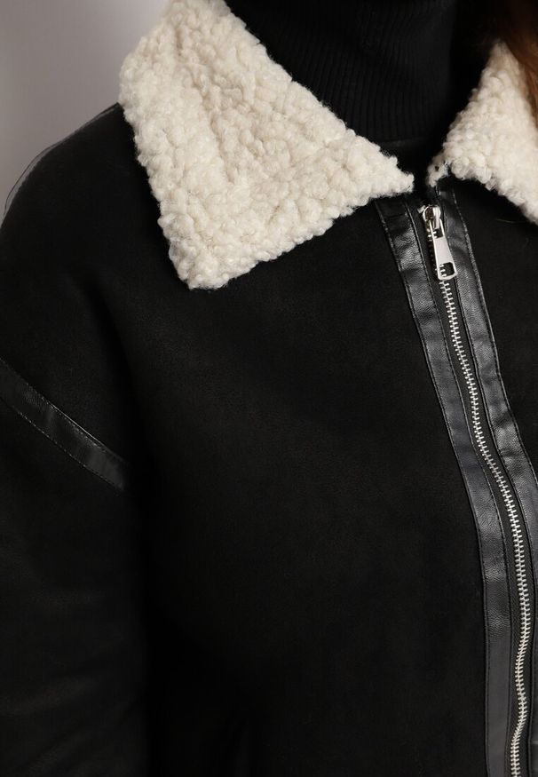 Born2be - Czarna Kurtka z Imitacji Zamszu z Kołnierzykiem i Futerkiem Belninnia. Okazja: na co dzień. Kolor: czarny. Materiał: zamsz, futro. Styl: elegancki, casual