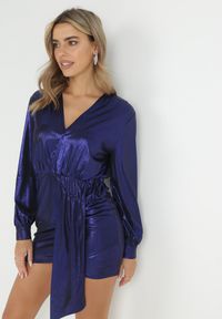 Born2be - Granatowa Błyszcząca Sukienka Mini z Kopertowym Dekoltem i Bufiastym Rękawem Birger. Kolor: niebieski. Materiał: tkanina. Długość rękawa: długi rękaw. Typ sukienki: kopertowe. Długość: mini #4