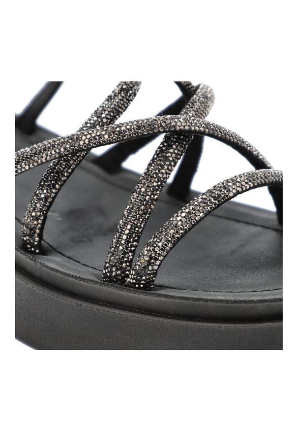 Sandały damskie Filippo, na grubej platformie eleganckie zapinane sprzączką, czarne, DS6898-25-BK. Okazja: na spacer. Zapięcie: sprzączka, pasek. Kolor: czarny. Wzór: paski, ze splotem. Sezon: lato. Obcas: na platformie. Styl: elegancki