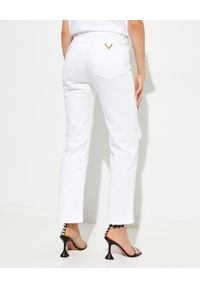 VALENTINO - Białe spodnie jeansowe V Gold Stretch. Stan: podwyższony. Kolor: biały #5
