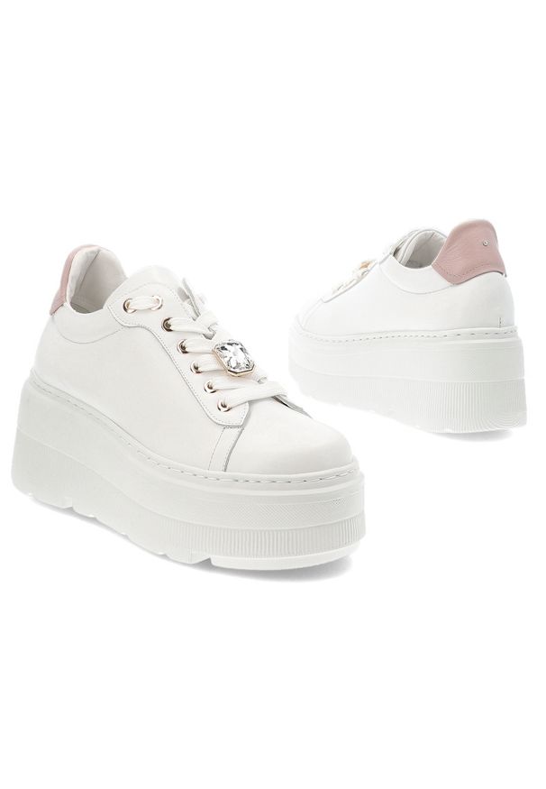 Białe Sneakersy Karino Stylowe Obuwie Damskie Na Platformie. Kolor: biały. Materiał: skóra. Wzór: aplikacja. Obcas: na platformie