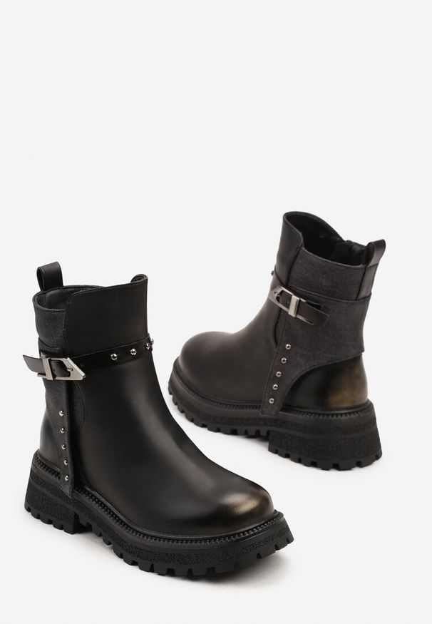 Born2be - Czarno-Złote Botki z Metalową Klamrą i Nitami Aloriana. Okazja: na uczelnię, na co dzień. Zapięcie: klamry. Kolor: czarny. Materiał: jeans. Wzór: kolorowy. Styl: elegancki, casual, rockowy
