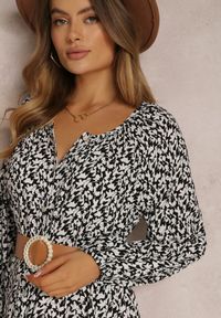 Renee - Biało-Czarna Sukienka Hyrathe. Kolor: czarny. Materiał: tkanina. Wzór: aplikacja, kwiaty, nadruk. Styl: elegancki. Długość: maxi #5