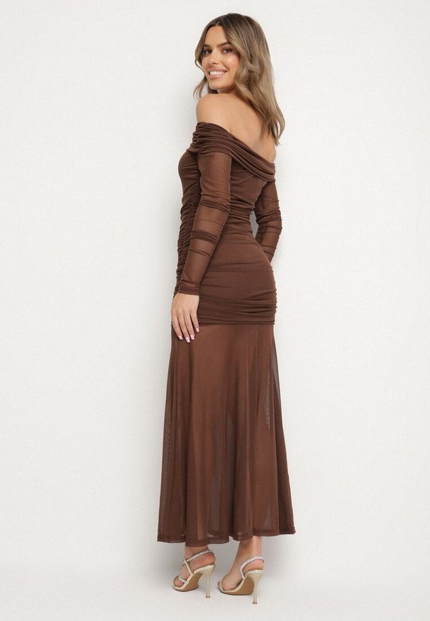 Born2be - Brązowa Taliowana Sukienka Typu Hiszpanka z Transparentnymi Wstawkami Halacia. Typ kołnierza: dekolt hiszpanka. Kolor: brązowy. Styl: elegancki