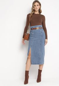 Born2be - Niebieska Ołówkowa Spódnica z Jeansu z Paskiem ze Sprzączką Fernilla. Stan: podwyższony. Kolor: niebieski. Materiał: jeans. Styl: klasyczny