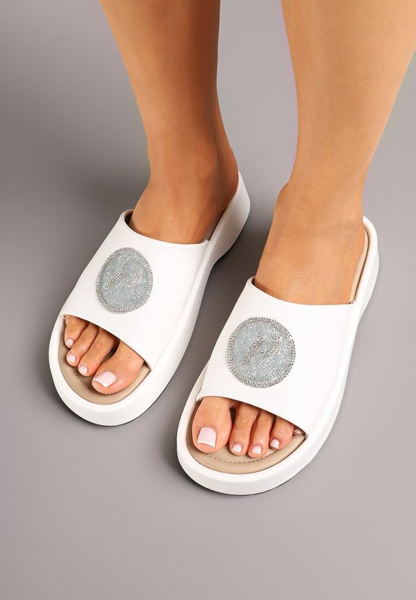 Born2be - Białe Klapki na Grubej Podeszwie Zdobione Aplikacją z Cyrkoniami Idaretta. Okazja: na co dzień. Kolor: biały. Wzór: aplikacja. Sezon: lato. Styl: casual, elegancki