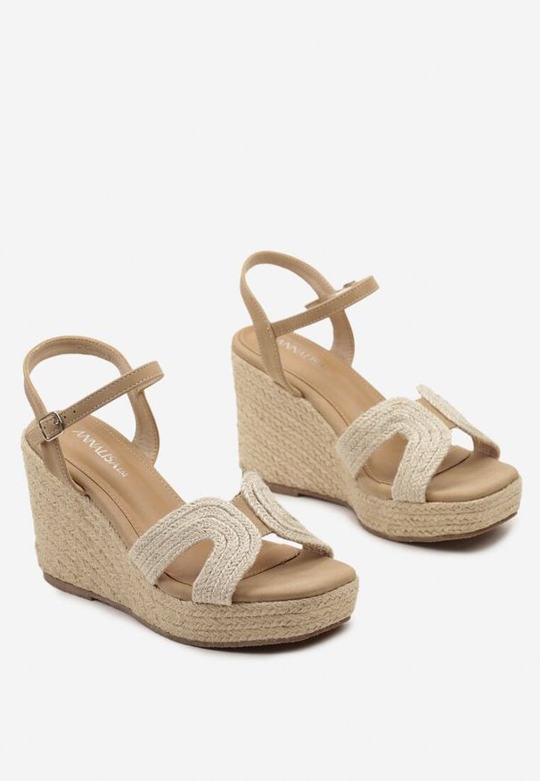 Born2be - Beżowe Sandały na Koturnie Zdobionym Plecionką Zapinane na Sprzączkę Fuli. Zapięcie: sprzączka. Kolor: beżowy. Materiał: jeans. Wzór: aplikacja. Sezon: lato. Obcas: na koturnie. Styl: elegancki