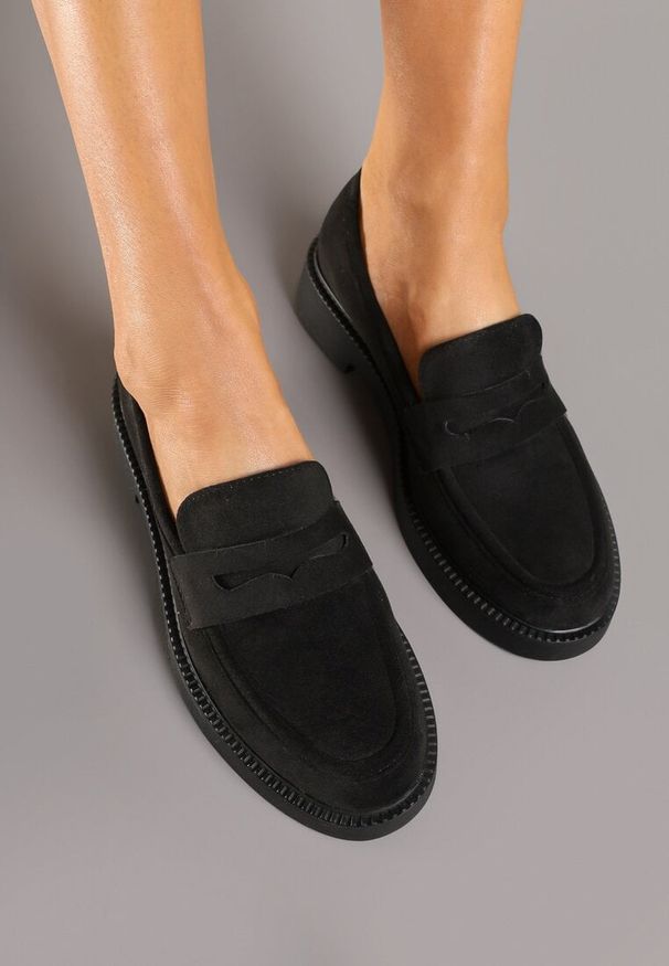 Renee - Czarne Mokasyny Ozdobione z Przodu Paskiem Jelzivis. Okazja: na co dzień. Zapięcie: pasek. Kolor: czarny. Materiał: jeans. Wzór: aplikacja. Sezon: wiosna, lato. Styl: elegancki, casual