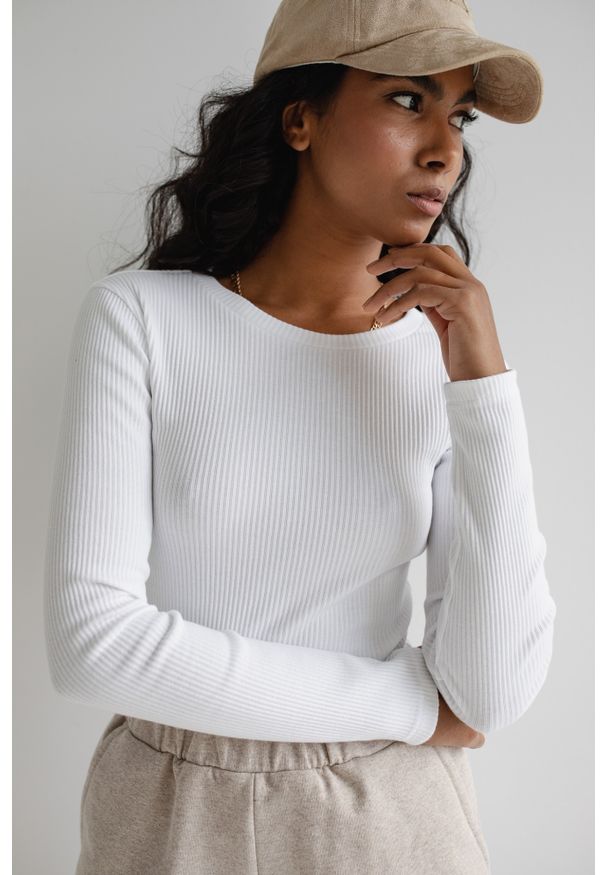 Marsala - Dopasowany top z długim rękawem z prążkowanej dzianiny w kolorze CLASSIC WHITE - MOODY. Kolor: biały. Materiał: dzianina, prążkowany. Długość rękawa: długi rękaw. Długość: długie