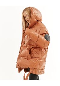 MMC STUDIO - Pikowana kurtka z logo Jesso. Typ kołnierza: kaptur. Kolor: brązowy. Materiał: jeans, puch, tkanina. Wzór: aplikacja. Sezon: zima #5
