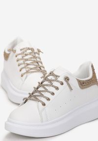 Born2be - Biało-Złote Sneakersy Naimasa. Nosek buta: okrągły. Kolor: biały. Materiał: skóra ekologiczna. Szerokość cholewki: normalna. Wzór: jednolity, gładki #4