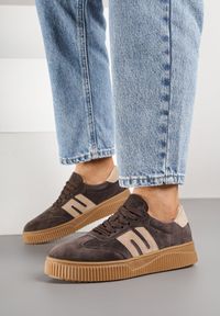 Born2be - Ciemnobrązowe Sneakersy Tenisówki ze Skóry Naturalnej z Geometrycznym Motywem Haleria. Okazja: na co dzień, na spacer. Zapięcie: sznurówki. Kolor: brązowy. Materiał: skóra. Wzór: geometria. Sport: turystyka piesza #2