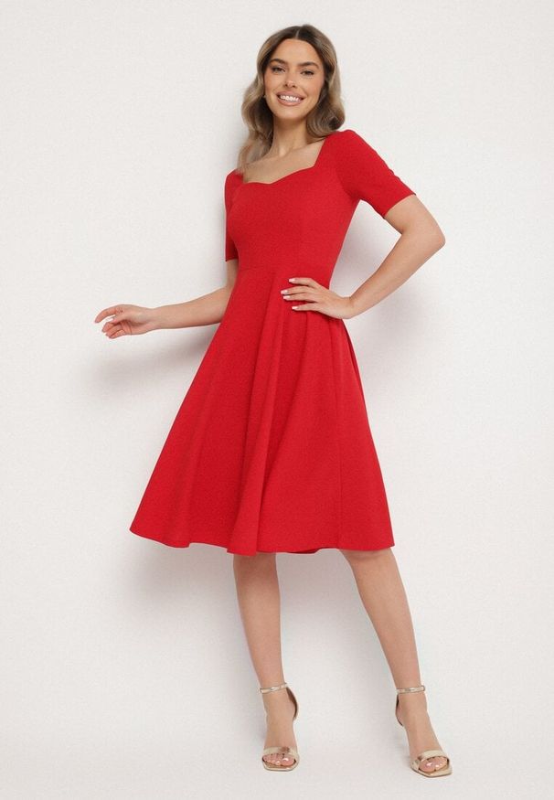 Born2be - Czerwona Sukienka z Bufiastymi Rękawami Nerilune. Kolor: czerwony. Styl: klasyczny, elegancki