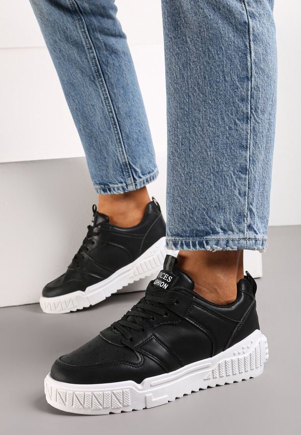 Born2be - Czarne Sneakersy Delephone. Wysokość cholewki: przed kostkę. Kolor: czarny. Szerokość cholewki: normalna. Wzór: aplikacja, geometria