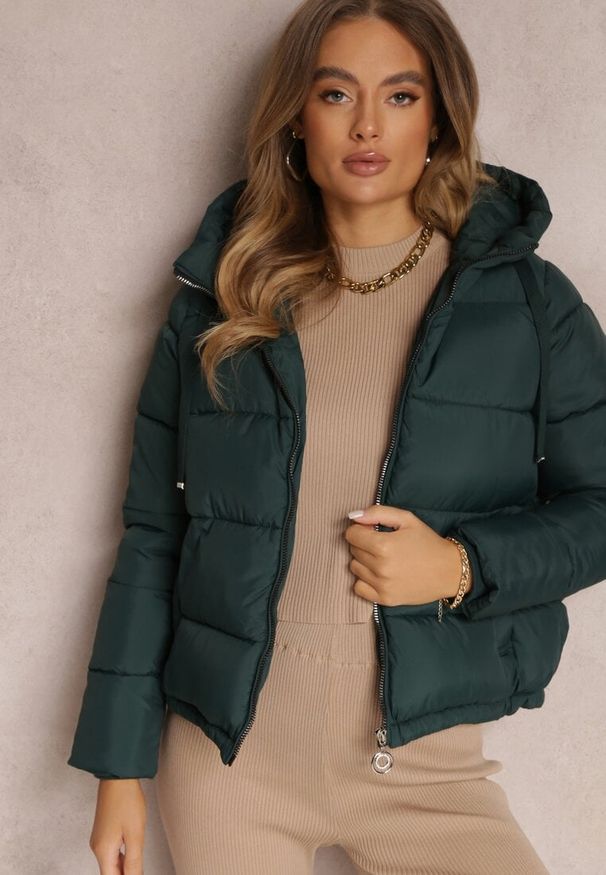 Renee - Ciemnozielona Kurtka Puffer Pikowana z Kapturem Mullen. Typ kołnierza: kaptur. Kolor: zielony. Materiał: jeans. Długość rękawa: długi rękaw. Długość: długie. Sezon: jesień, zima