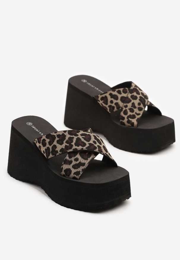 Renee - Panterkowe Klapki na Koturnie z Paskami w Kształcie X Janiffia. Okazja: na co dzień. Materiał: jeans. Wzór: paski. Obcas: na koturnie. Styl: elegancki, casual