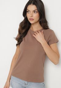 Born2be - Brązowy Bawełniany Klasyczny T-shirt Lunolia. Okazja: na co dzień. Kolor: brązowy. Materiał: bawełna. Wzór: gładki. Styl: klasyczny
