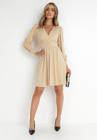 Born2be - Jasnobeżowa Sukienka Kopertowa Taliowana Maecenus. Okazja: na co dzień. Typ kołnierza: dekolt w serek. Kolor: beżowy. Materiał: wiskoza. Typ sukienki: kopertowe. Styl: casual, elegancki #2