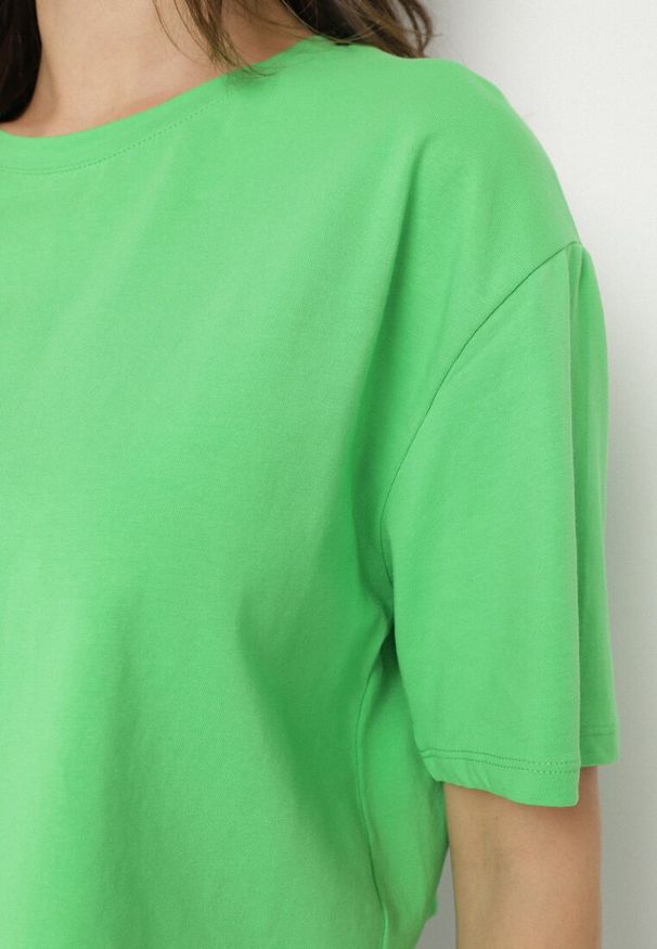 Born2be - Jasnozielony Krótki T-shirt Oversize Lilu. Okazja: na co dzień. Kolor: zielony. Materiał: bawełna, tkanina. Długość: krótkie. Sezon: lato, wiosna. Styl: elegancki, casual
