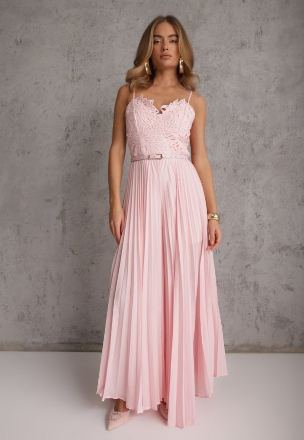 Renee - Różowy Elegancki Kombinezon z Paskiem w Talii Ozdobiony Koronką Aerosa. Kolor: różowy. Materiał: koronka. Długość rękawa: na ramiączkach. Wzór: aplikacja, koronka. Styl: elegancki