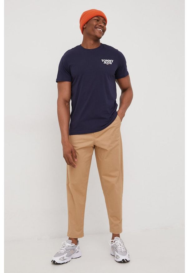 Tommy Jeans spodnie męskie kolor beżowy w fasonie chinos. Kolor: beżowy. Materiał: tkanina, bawełna. Wzór: gładki