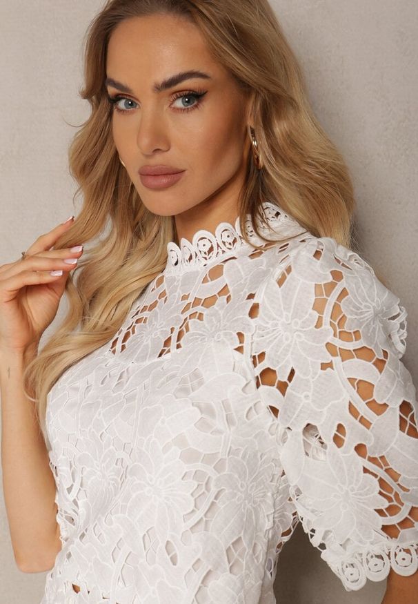 Renee - Biała Bluzka ze Stójką z Ażurowej Koronki Nariras. Okazja: na co dzień. Typ kołnierza: kołnierzyk stójkowy. Kolor: biały. Materiał: koronka. Wzór: ażurowy, koronka. Sezon: lato, wiosna. Styl: casual