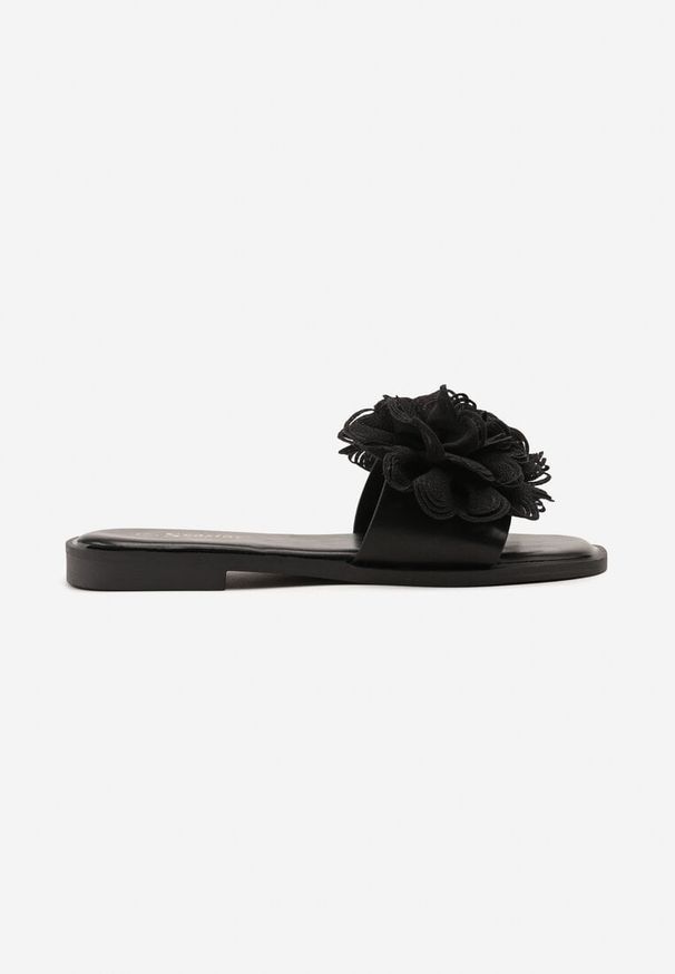 Born2be - Czarne Klapki Ozdobione Aplikacją 3D Fevalene. Okazja: na co dzień. Kolor: czarny. Wzór: aplikacja. Styl: elegancki, casual