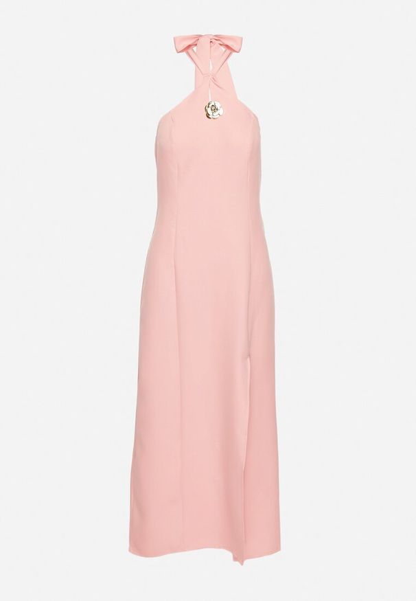 Born2be - Różowa Sukienka z Wiskozą z Odkrytymi Plecami i Wiązaniem Zdobiona Broszką Nalorise. Kolor: różowy. Materiał: wiskoza. Wzór: aplikacja. Styl: elegancki, klasyczny