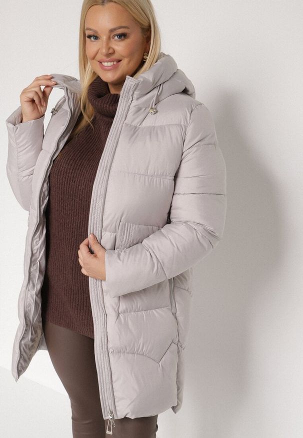 Born2be - Jasnoszara Długa Pikowana Kurtka z Nieodpinanym Kapturem Mevessia. Okazja: na co dzień. Kolor: szary. Materiał: jeans. Długość: długie. Styl: casual, klasyczny, elegancki