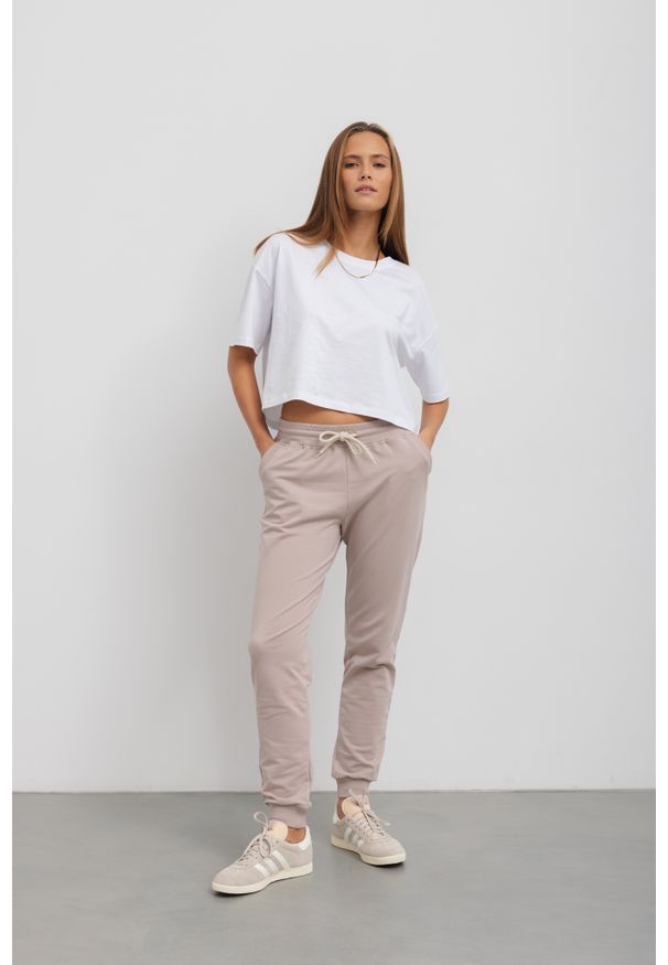 LEKKIE SPODNIE JOGGERS CAFFE LATTE XL - Flawless. Materiał: bawełna, materiał, dresówka, skóra. Długość: długie. Styl: sportowy, elegancki, klasyczny