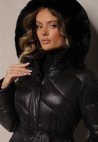 Renee - Czarna Długa Kurtka Pikowana z Odpinanym Kapturem Ozdobionym Futerkiem i Paskiem Iveleti. Okazja: na co dzień. Kolor: czarny. Materiał: futro. Długość: długie. Wzór: aplikacja. Styl: elegancki, casual #4