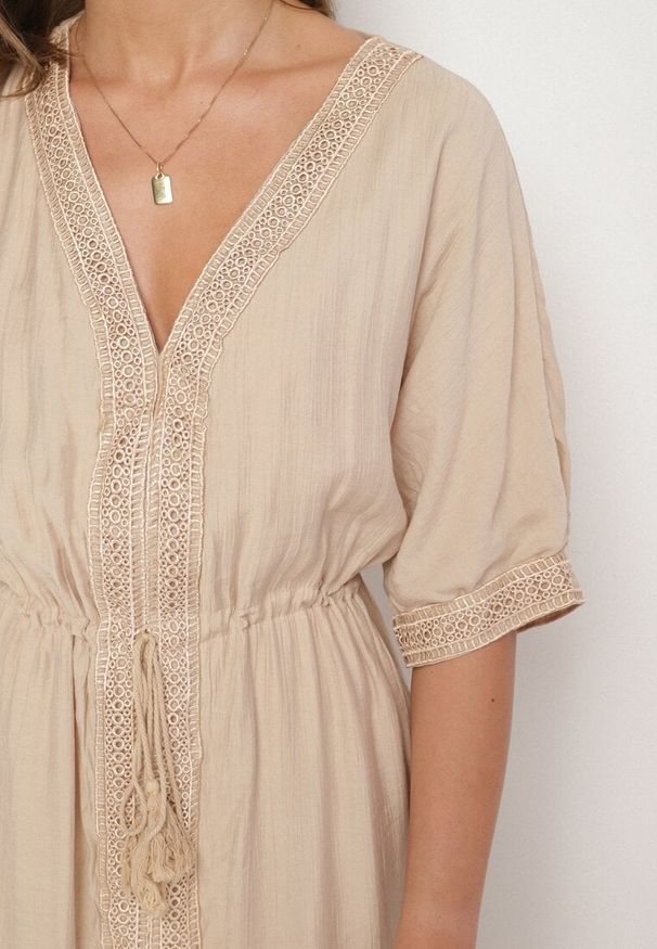 Born2be - Beżowa Wiskozowa Sukienka z Ażurową Lamówką Aravellea. Okazja: na co dzień. Typ kołnierza: dekolt w serek. Kolor: beżowy. Materiał: wiskoza. Wzór: ażurowy. Styl: casual, elegancki