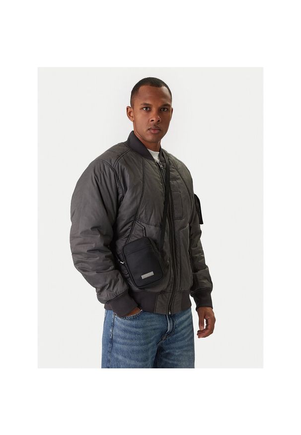 Saszetka Calvin Klein. Kolor: czarny