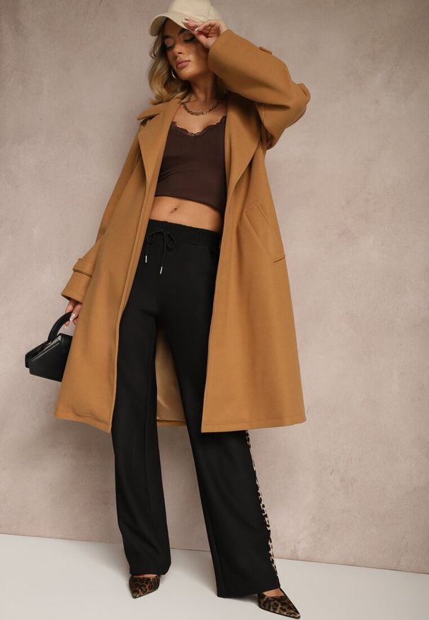 Renee - Ciemnobeżowy Długi Płaszcz Wiązany w Talii Materiałowym Paskiem z Ozodobnymi Guzikami na Rękawach Thakore. Kolor: beżowy. Materiał: materiał. Długość: długie. Styl: elegancki