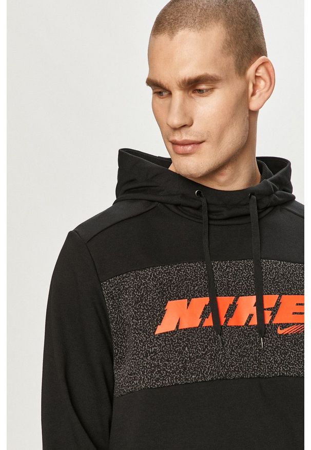 Nike - Bluza. Okazja: na co dzień. Typ kołnierza: kaptur. Kolor: czarny. Materiał: tkanina, włókno, skóra. Wzór: nadruk. Styl: casual