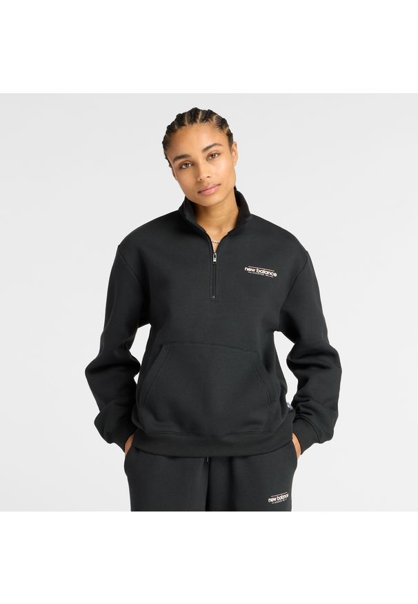 Bluza damska New Balance WT53513BK – czarna. Okazja: na co dzień. Typ kołnierza: kołnierzyk stójkowy. Kolor: czarny. Materiał: prążkowany, poliester, materiał, dresówka, bawełna. Wzór: aplikacja, napisy. Styl: casual