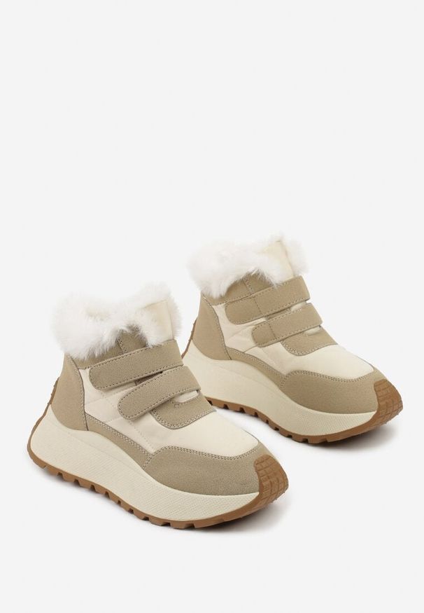 Renee - Beżowe Sneakersy Śniegowce Vices z Futerkiem na Platformie Zapinane na Rzep Nelosena. Okazja: na spacer. Zapięcie: rzepy. Kolor: beżowy. Materiał: futro. Szerokość cholewki: normalna. Sezon: zima. Obcas: na platformie. Sport: turystyka piesza
