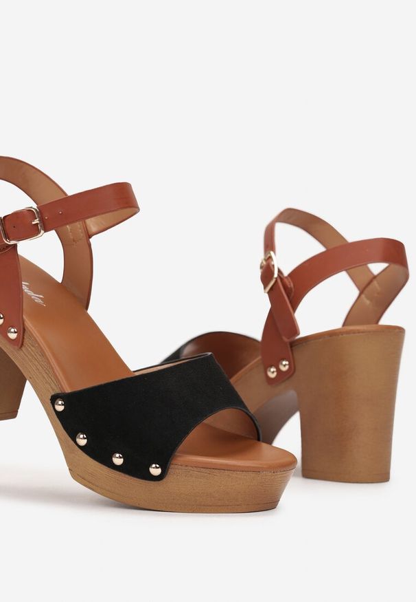 Born2be - Czarne Sandały na Słypku ze Sprzączką i Ozdobnymi Nitami Isara. Okazja: na co dzień. Zapięcie: sprzączka. Kolor: czarny. Materiał: zamsz. Styl: casual