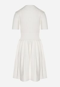 Born2be - Biała Sukienka z Wiskozy o Rozkloszowanym Kroju z Plisami i Guzikami Alusena. Okazja: na co dzień. Kolor: biały. Materiał: wiskoza. Typ sukienki: rozkloszowane. Styl: casual, elegancki #6