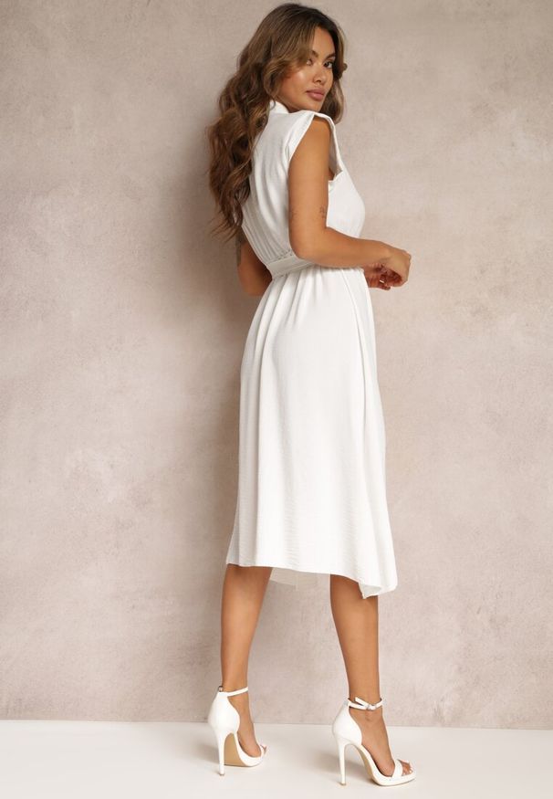 Renee - Biała Sukienka Midi z Guzikami i Materiałowym Paskiem Nylalik. Kolor: biały. Materiał: materiał. Wzór: gładki. Długość: midi