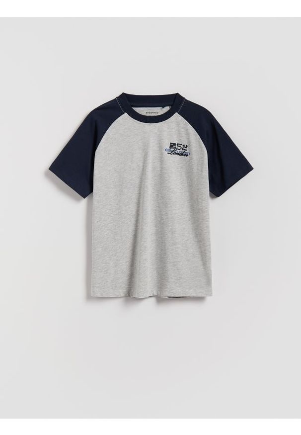 Reserved - T-shirt z nadrukiem - jasnoszary. Kolor: szary. Materiał: bawełna, dzianina. Wzór: nadruk