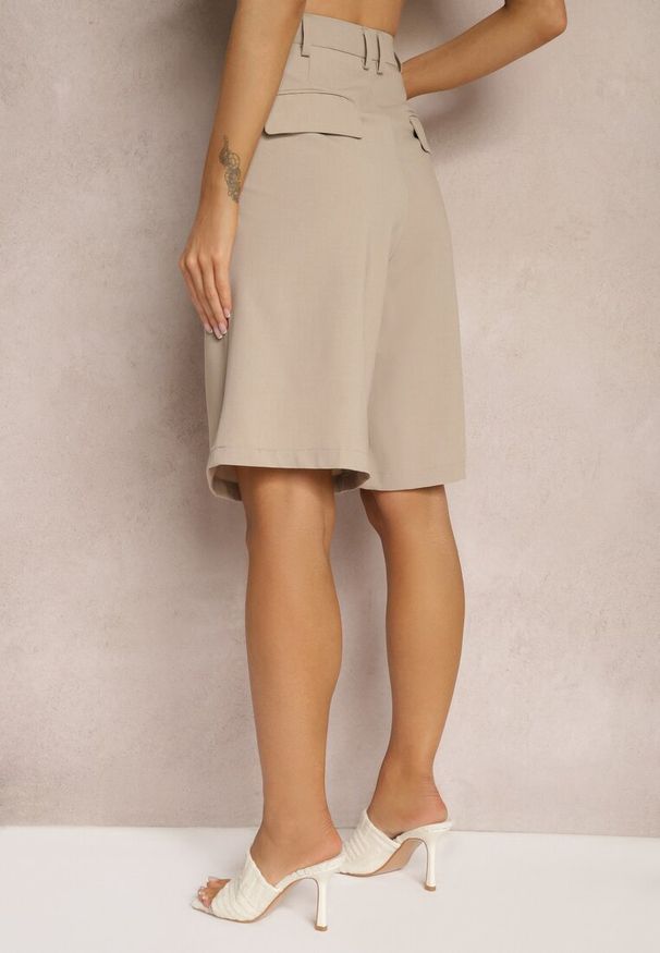Renee - Beżowe Szorty o Garniturowym Kroju High Waist z Dodatkiem Wiskozy Mavvia. Okazja: na co dzień. Stan: podwyższony. Kolor: beżowy. Materiał: wiskoza. Sezon: lato. Styl: klasyczny, casual, elegancki
