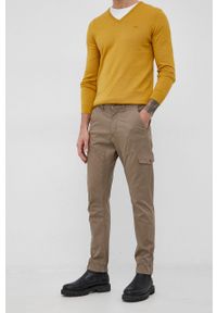 Guess Spodnie męskie kolor beżowy dopasowane. Kolor: beżowy. Materiał: tkanina