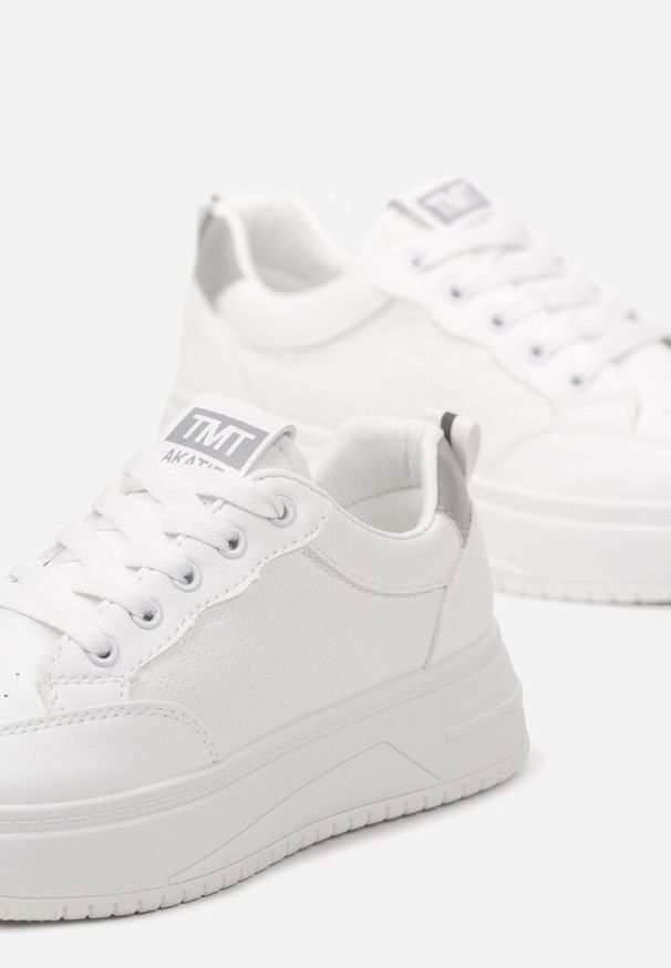 Renee - Biało-Szare Casualowe Sneakersy na Platformie z Perforacją i Zdobieniem z Boku Iinesta. Okazja: na co dzień. Nosek buta: okrągły. Zapięcie: sznurówki. Kolor: biały. Materiał: materiał. Wzór: aplikacja. Obcas: na platformie. Wysokość obcasa: niski